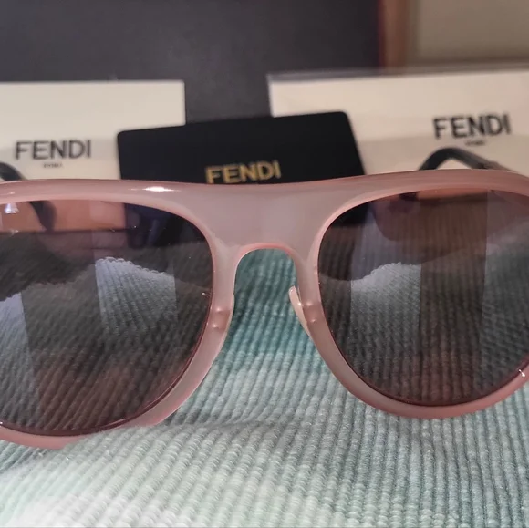 Bnib authentic Fendi sunglasses display picture 2